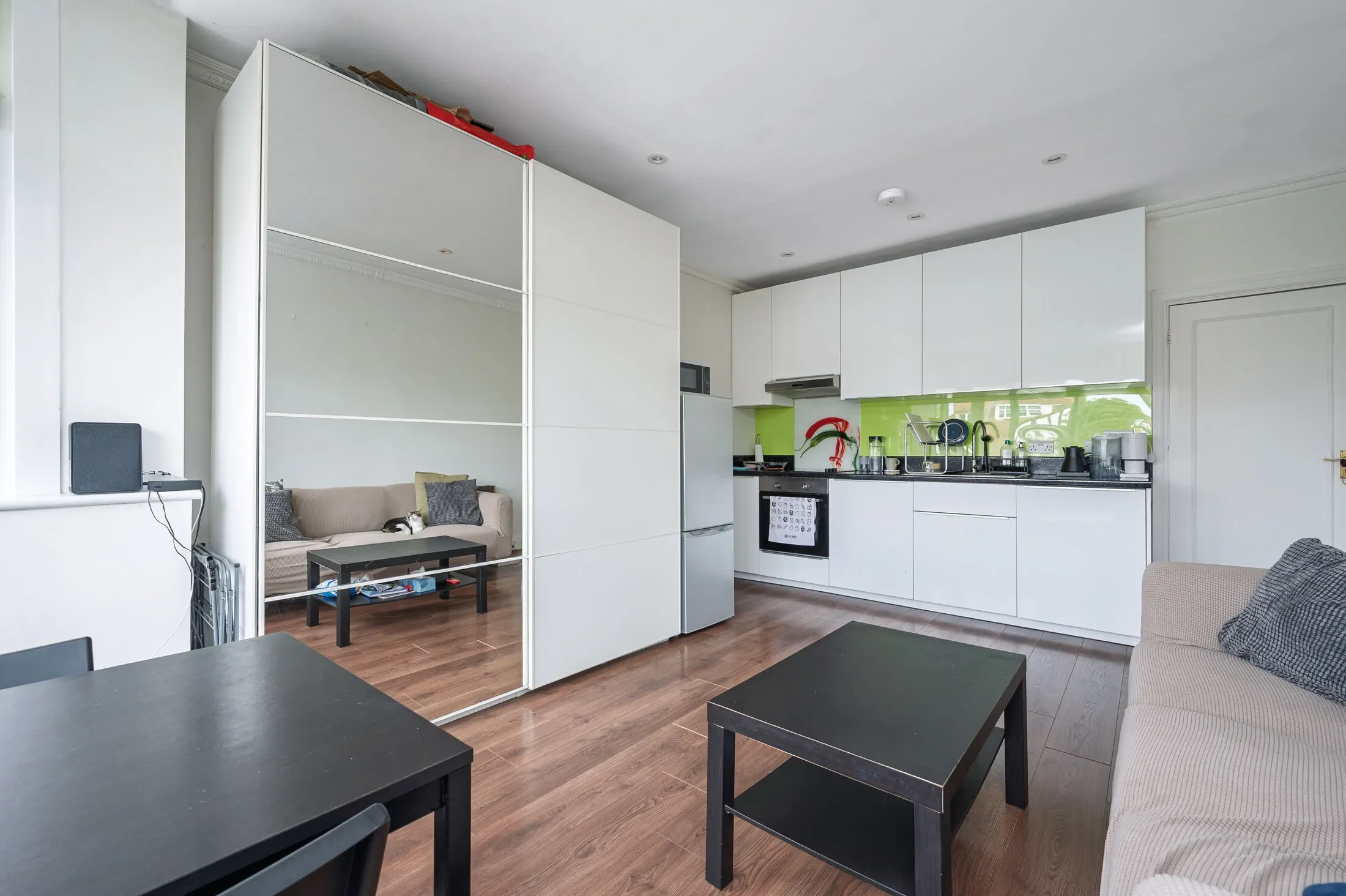 Flat Finchley Road in Greater London