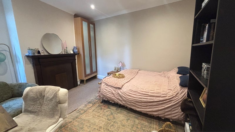 Room Finchley Road in Greater London