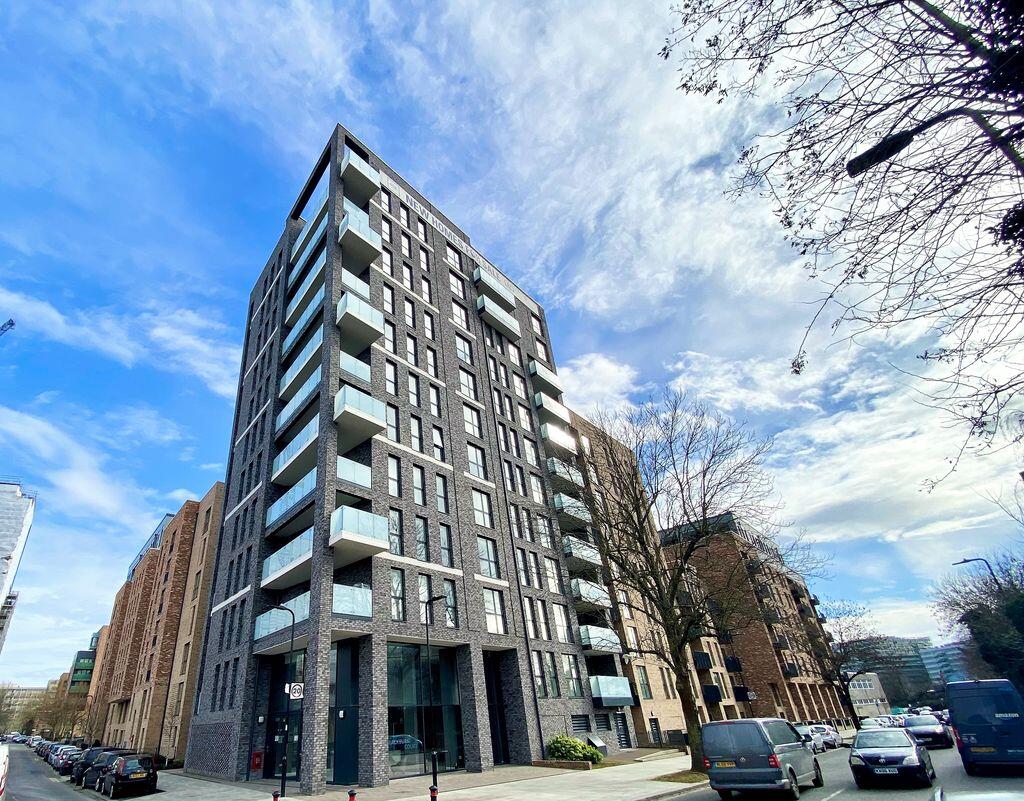 Flat Bollo Lane in Greater London