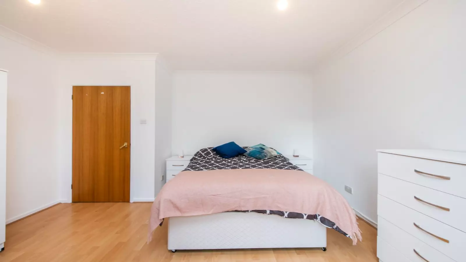 Room Heathfield Court in Greater London