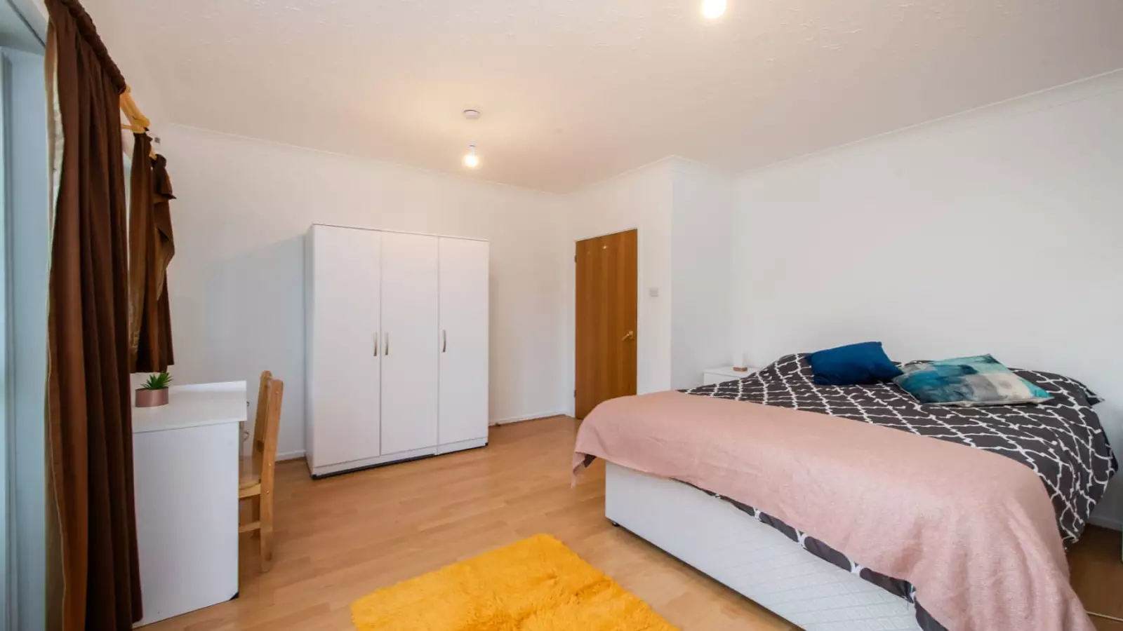 Room Heathfield Court in Greater London