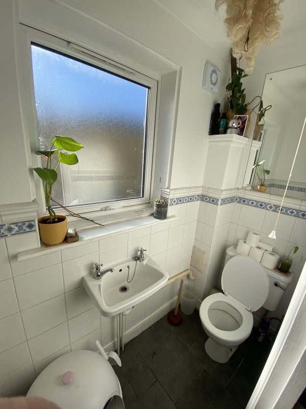 Room Grove Road in Greater London
