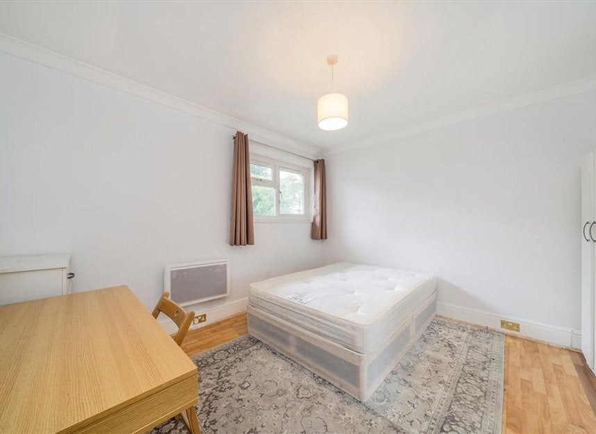 House Evelyn Walk in Greater London