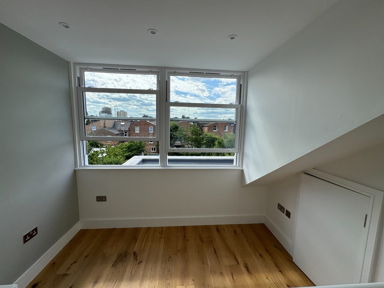 Flat Cumberland Park in Greater London