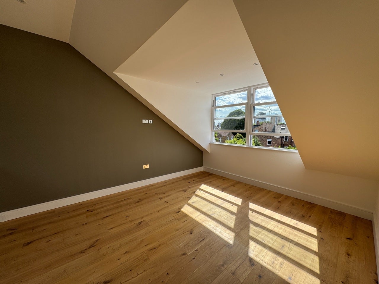 Flat Cumberland Park in Greater London