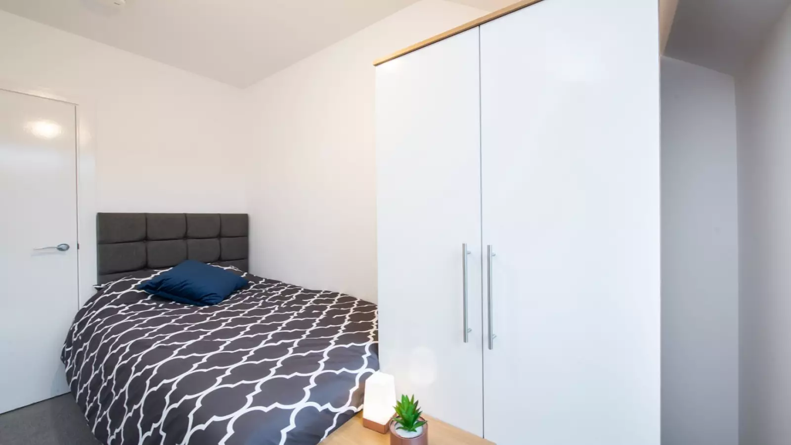 Room Forrester Way in Greater London