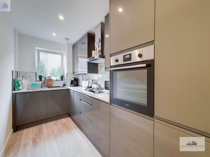 Flat Prestons Road in Greater London