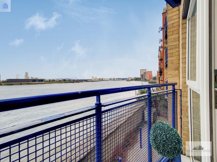 Flat Prestons Road in Greater London
