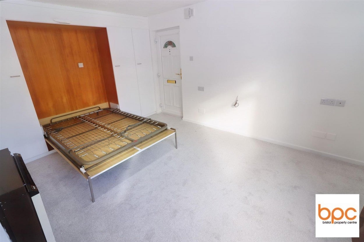 Flat Fontana Close in Oldland Common