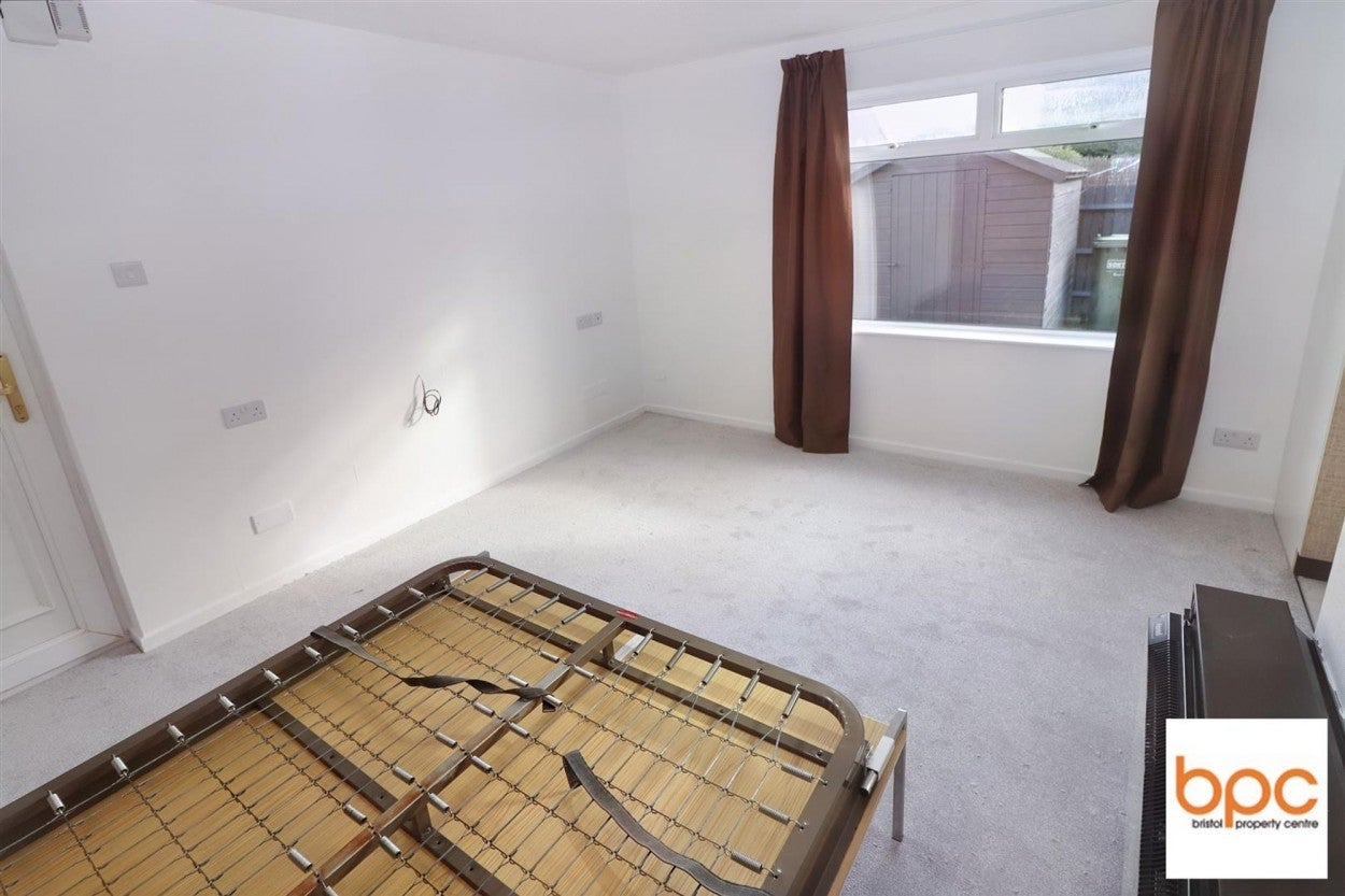 Flat Fontana Close in Oldland Common