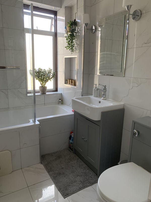 Room Tilbury Road in Greater London