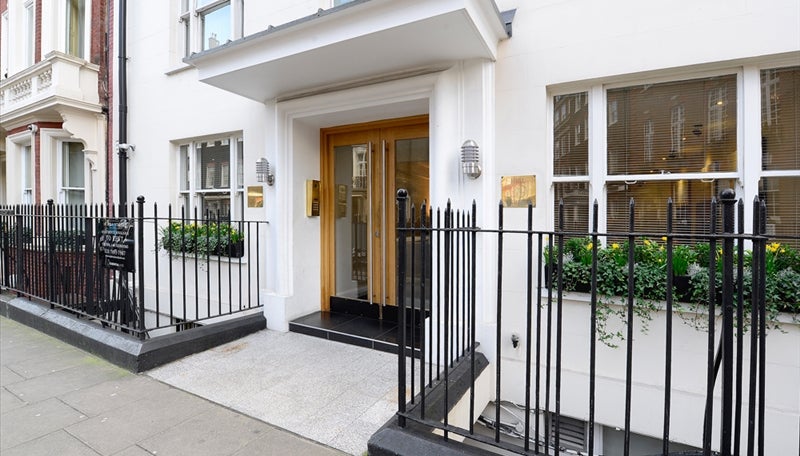 Flat Hill Street in City of Westminster