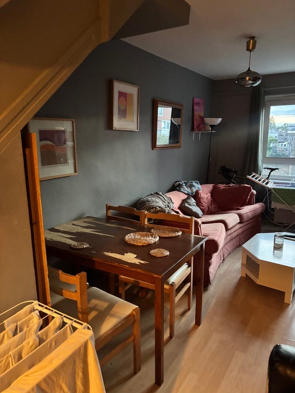 Room Field Road in Greater London