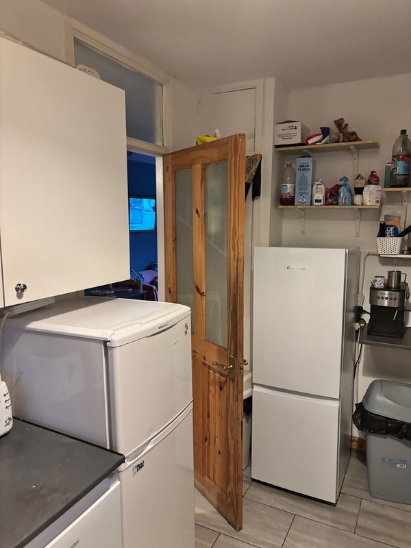 Room Field Road in Greater London
