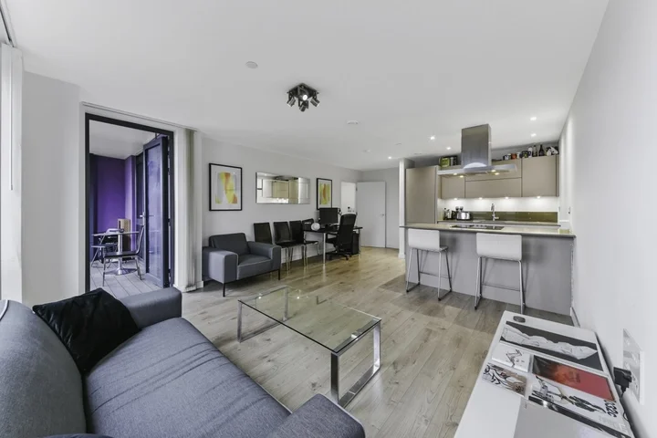 Flat Williamsburg Plaza in Greater London