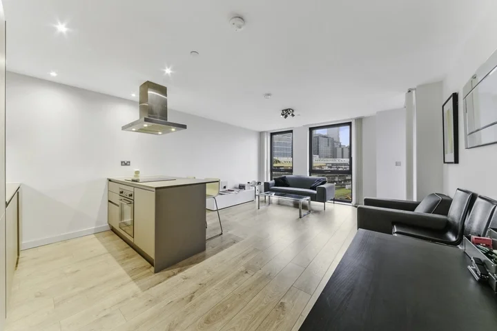 Flat Williamsburg Plaza in Greater London