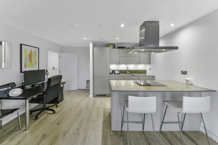 Flat Williamsburg Plaza in Greater London