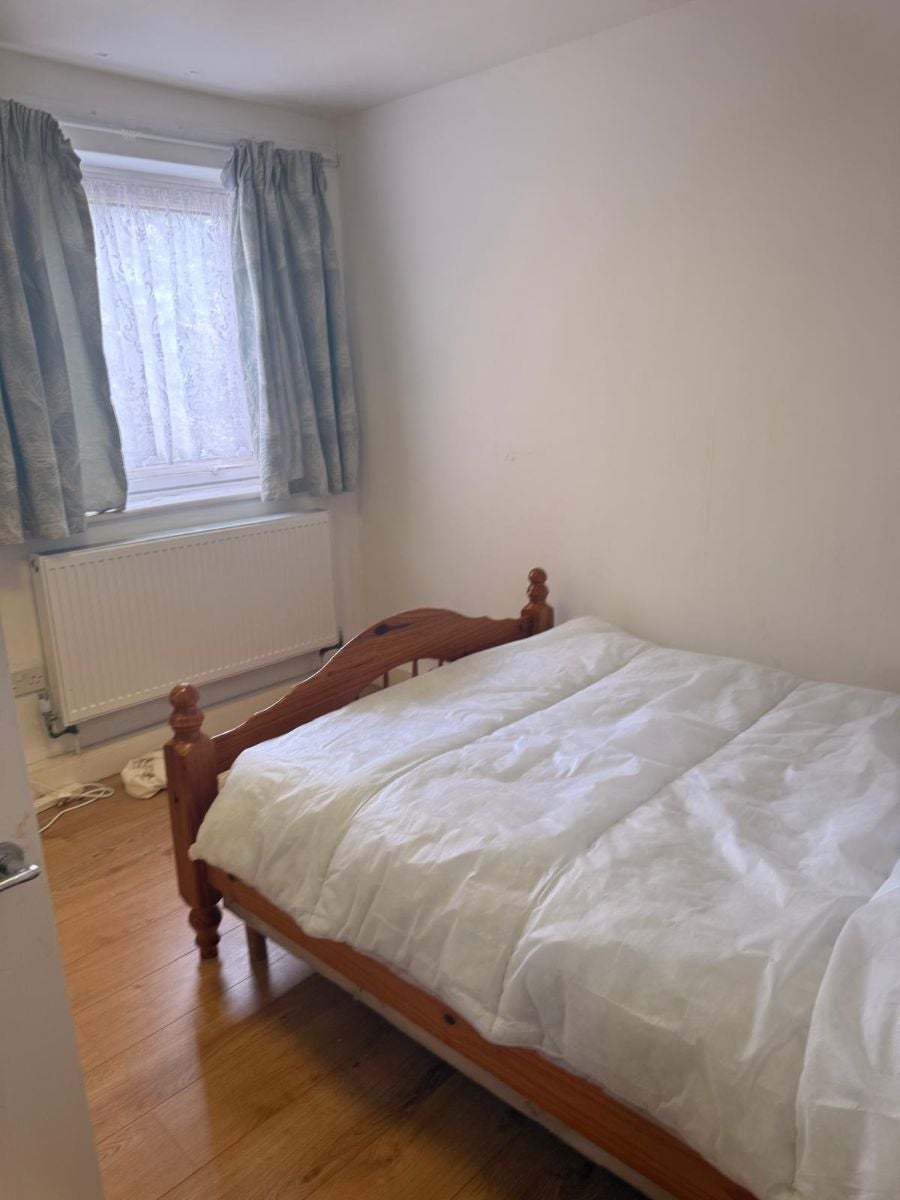 Flat Weald Lane in Greater London