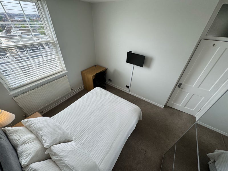 Flat Becklow Gardens in Greater London