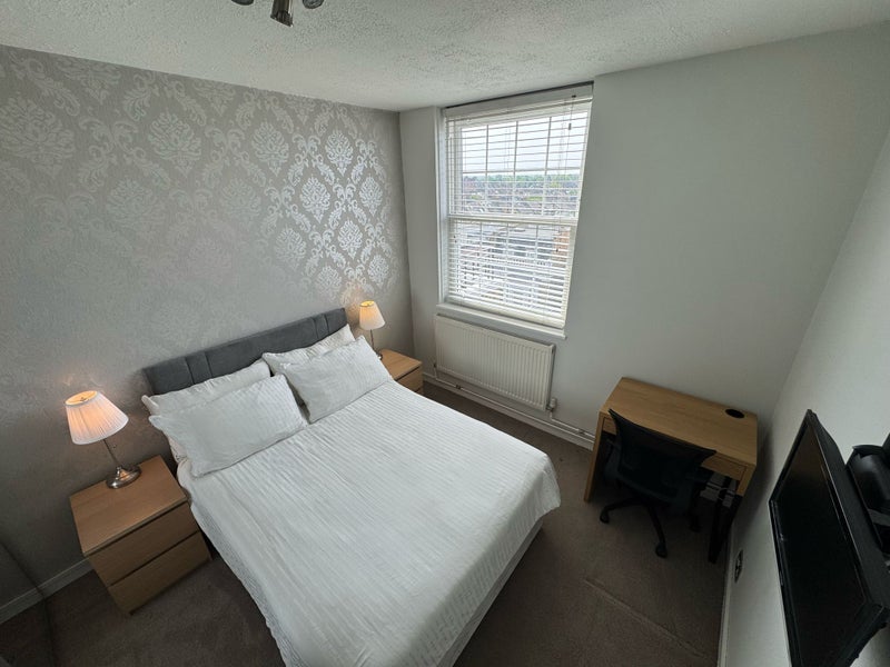 Flat Becklow Gardens in Greater London