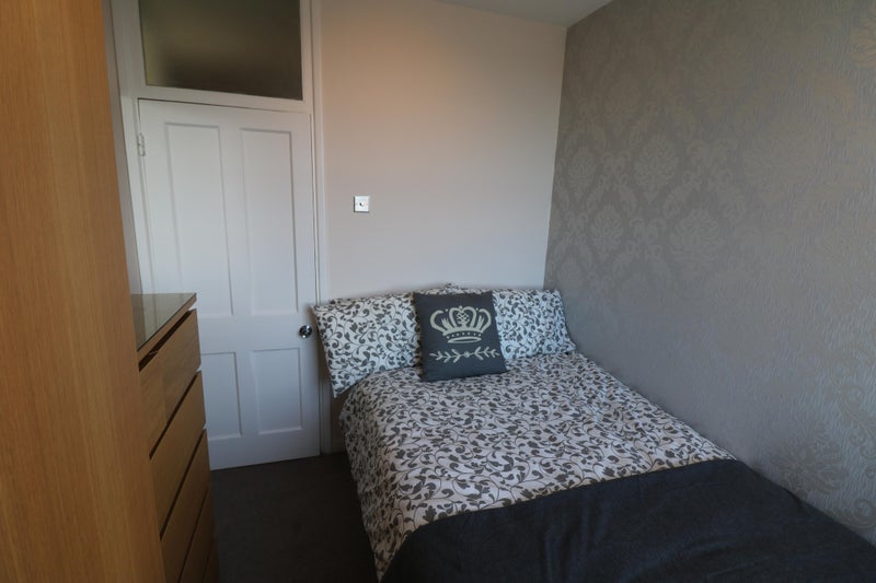 Flat Becklow Gardens in Greater London