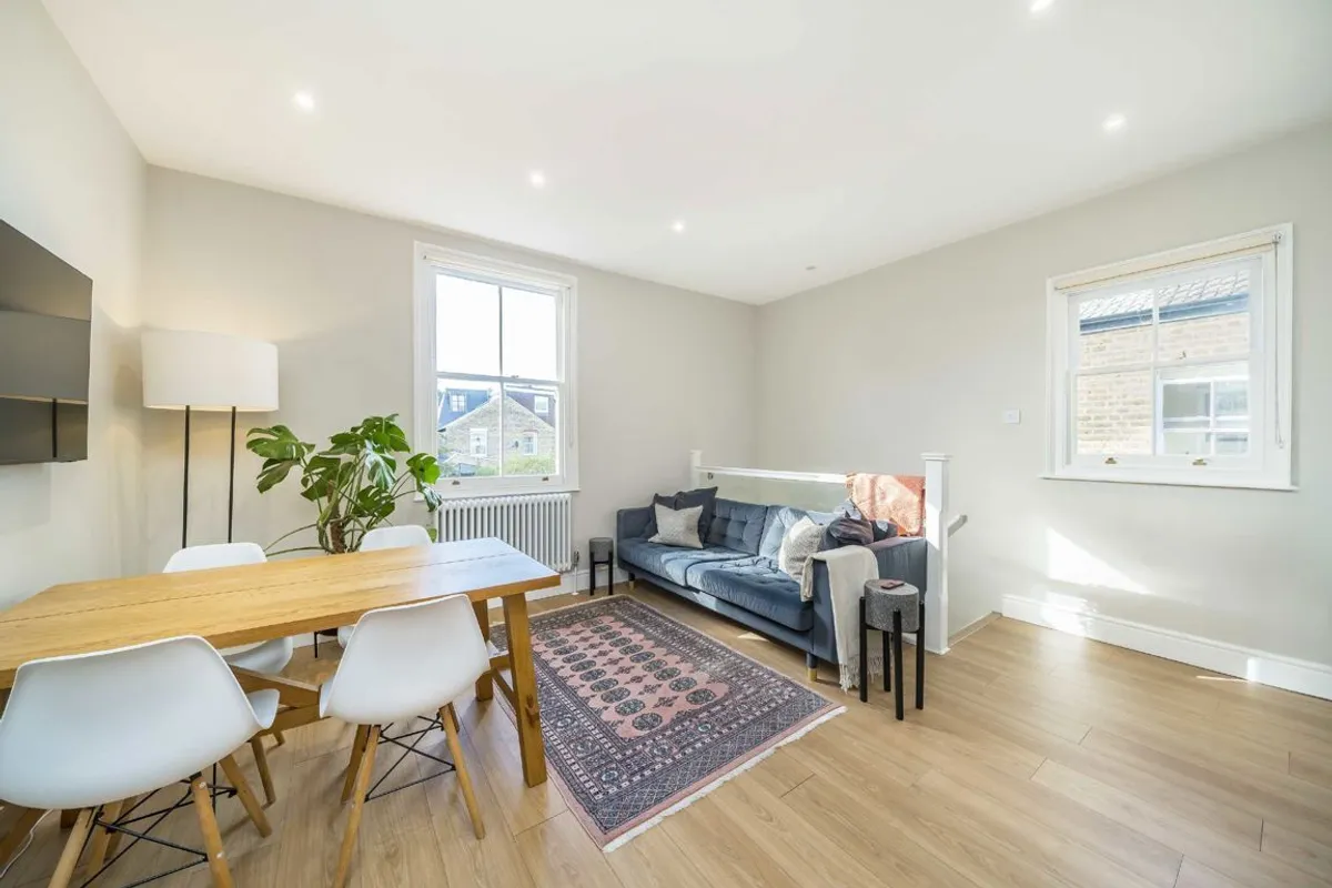 Flat Swaby Road in Greater London