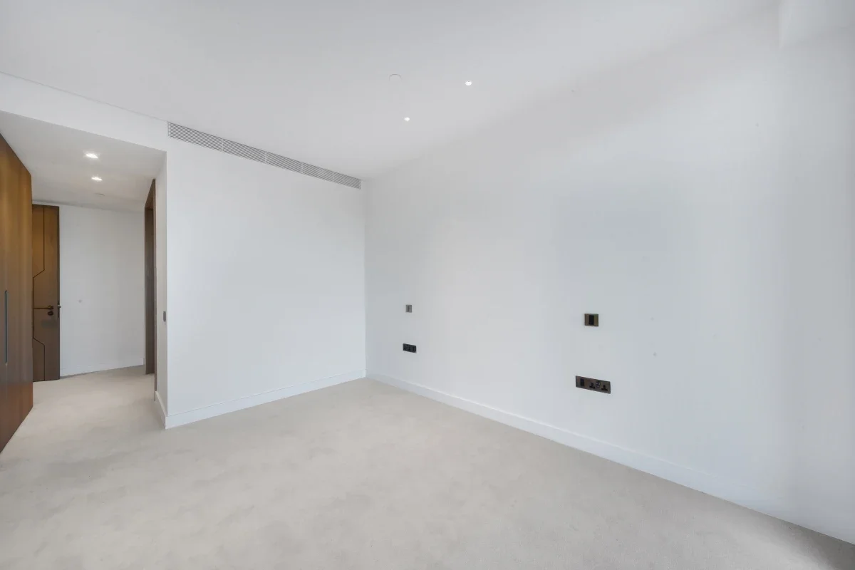 Flat Nine Elms Lane in Greater London