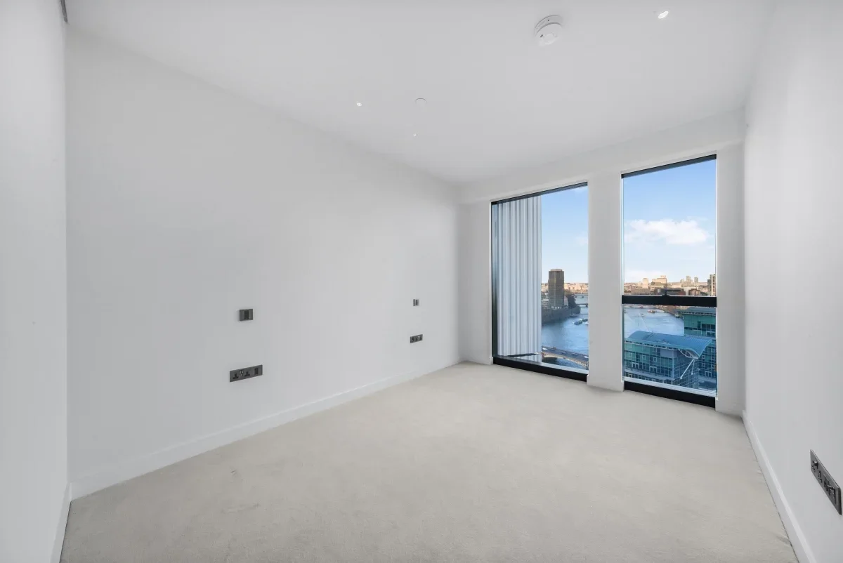 Flat Nine Elms Lane in Greater London