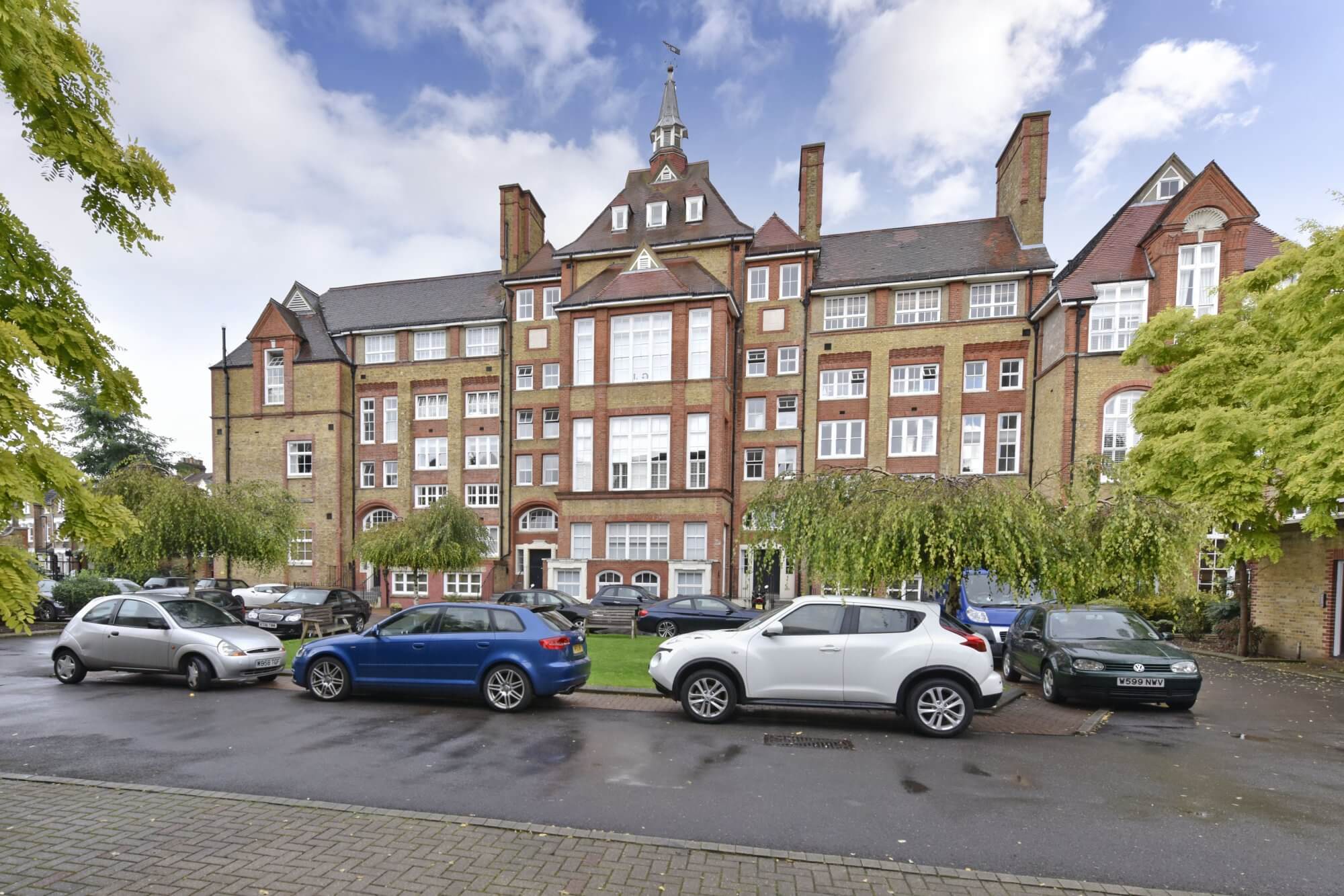 Flat Holland Street in Greater London