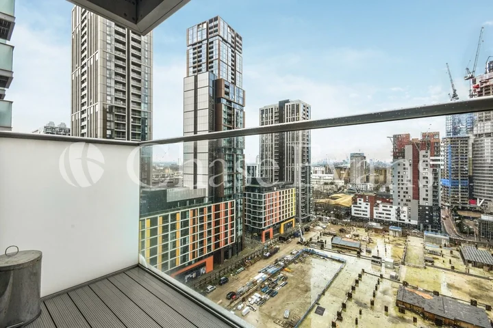 Flat Pan Peninsula Square in Greater London