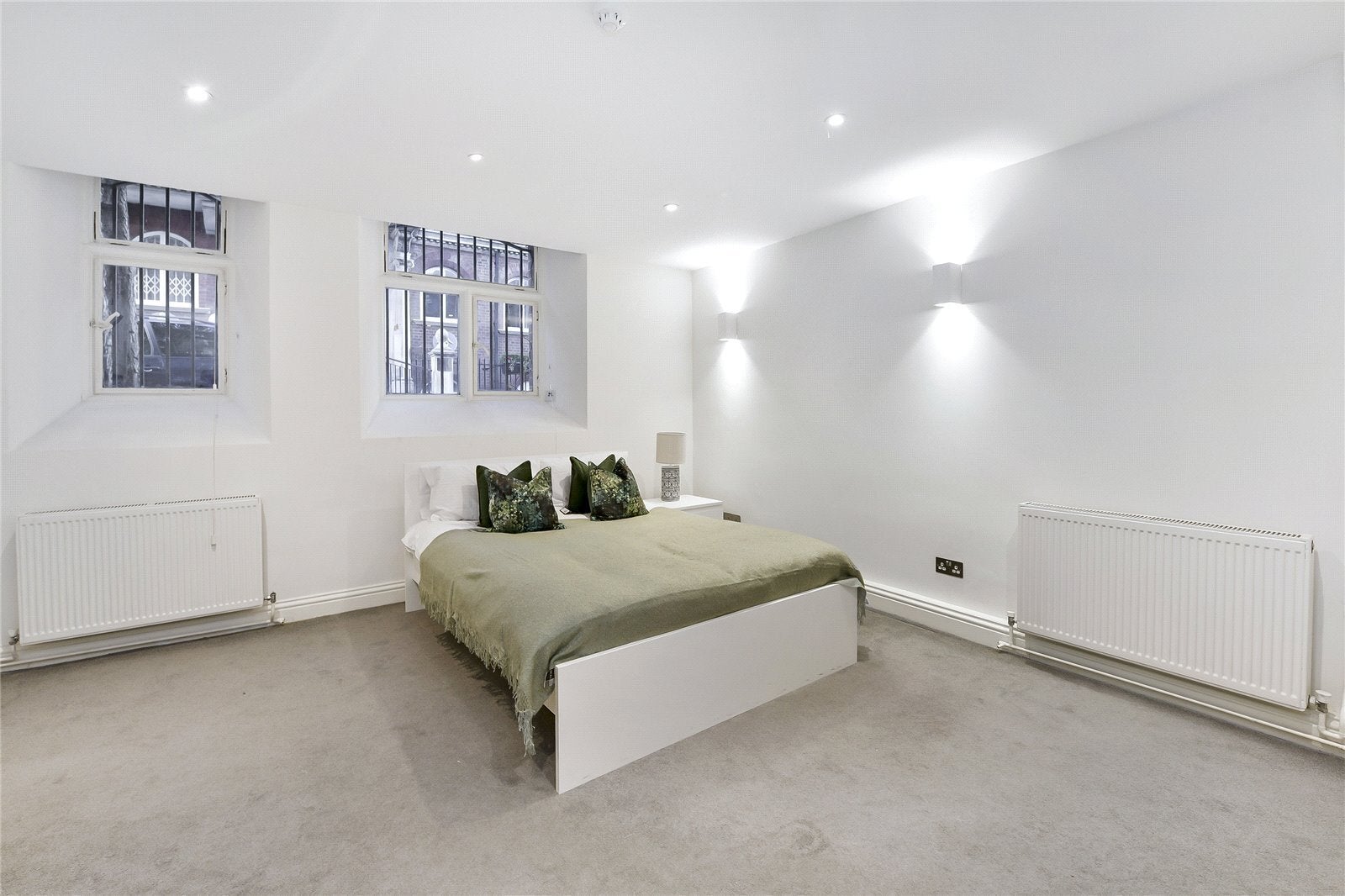 Flat Vauxhall Bridge Road in City of Westminster