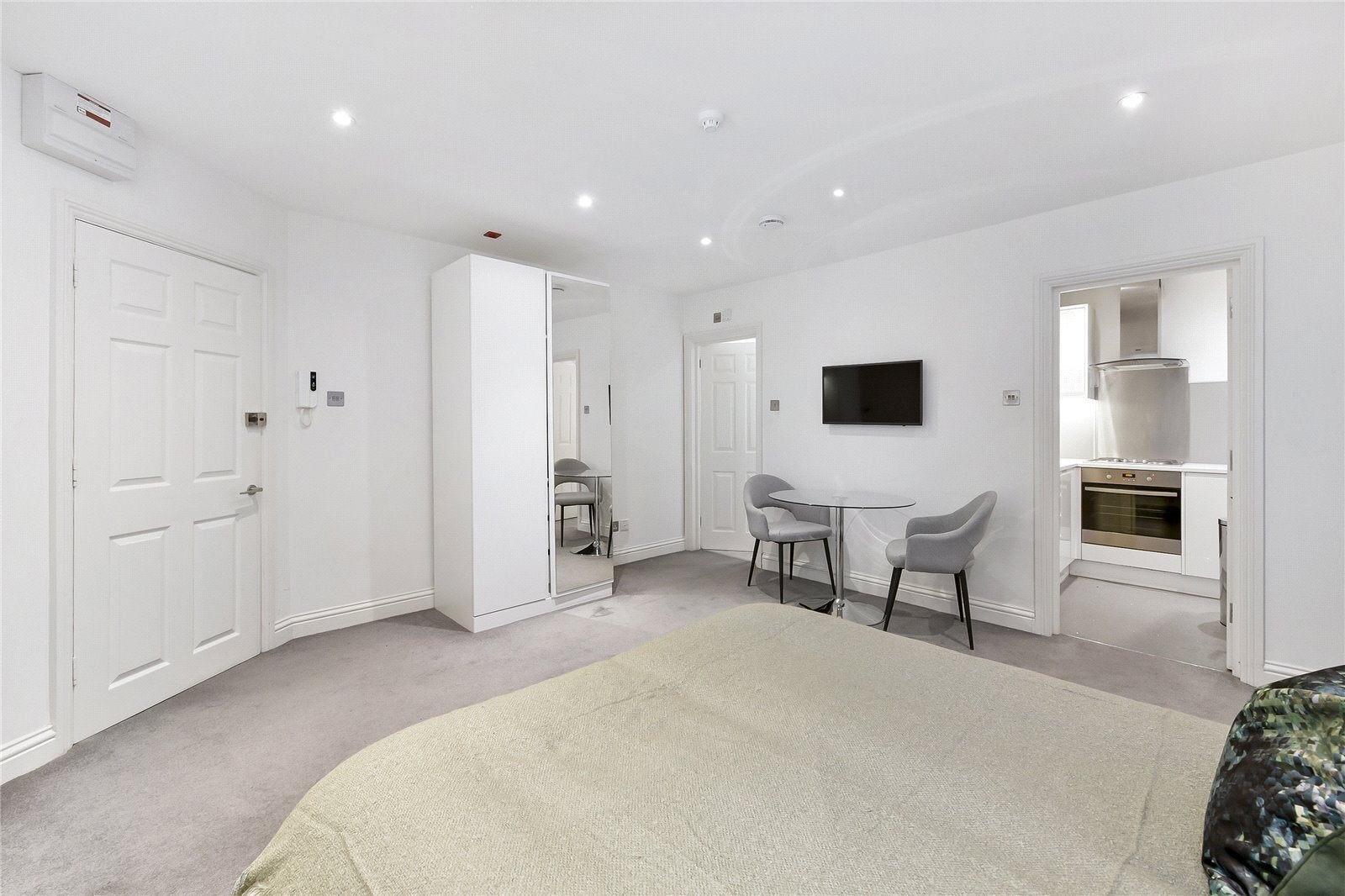 Flat Vauxhall Bridge Road in City of Westminster