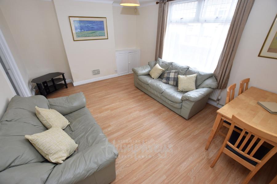 Room Langdale Road in Northampton