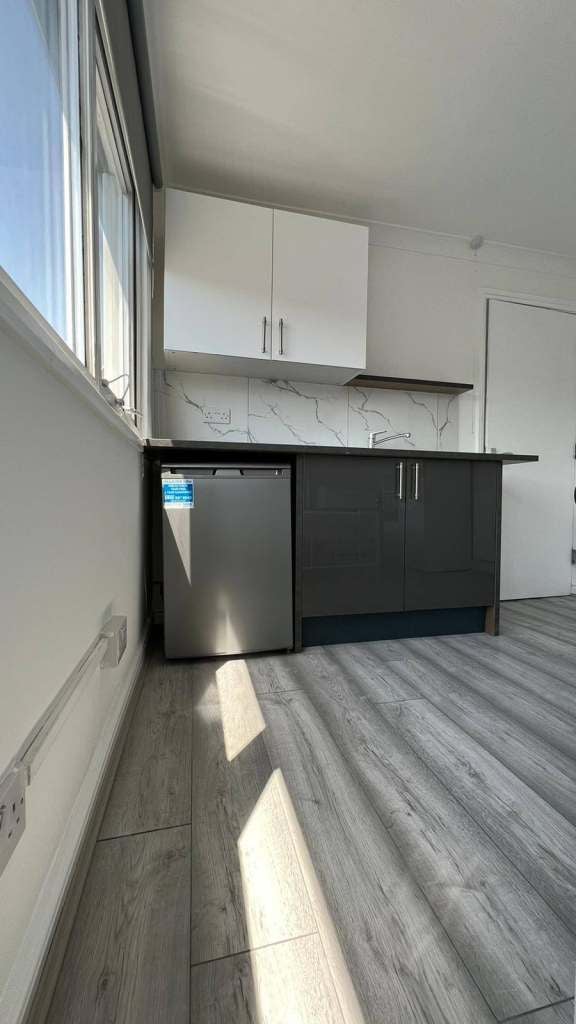 Room Avondale Road in Luton