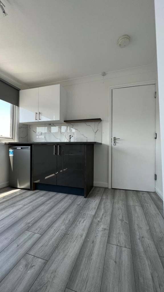 Room Avondale Road in Luton