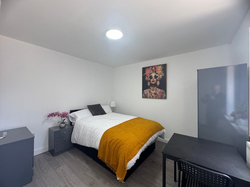 Room Oval Road in Sandwell