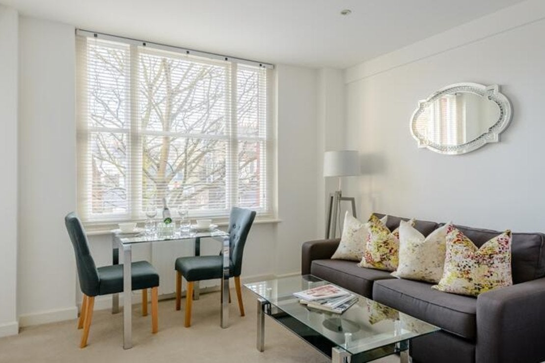 Flat Hill Street in City of Westminster