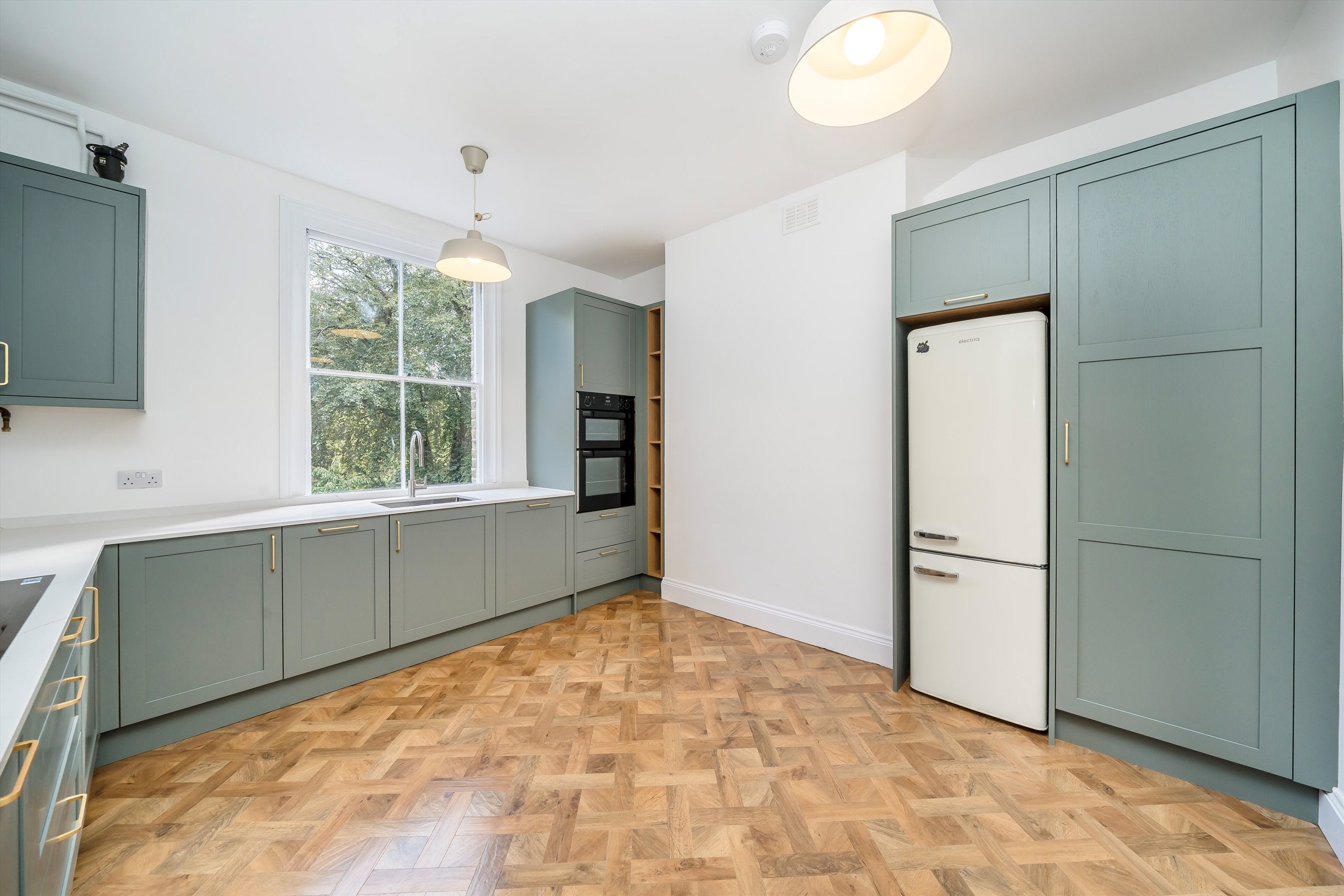 Flat Manor Avenue in Greater London