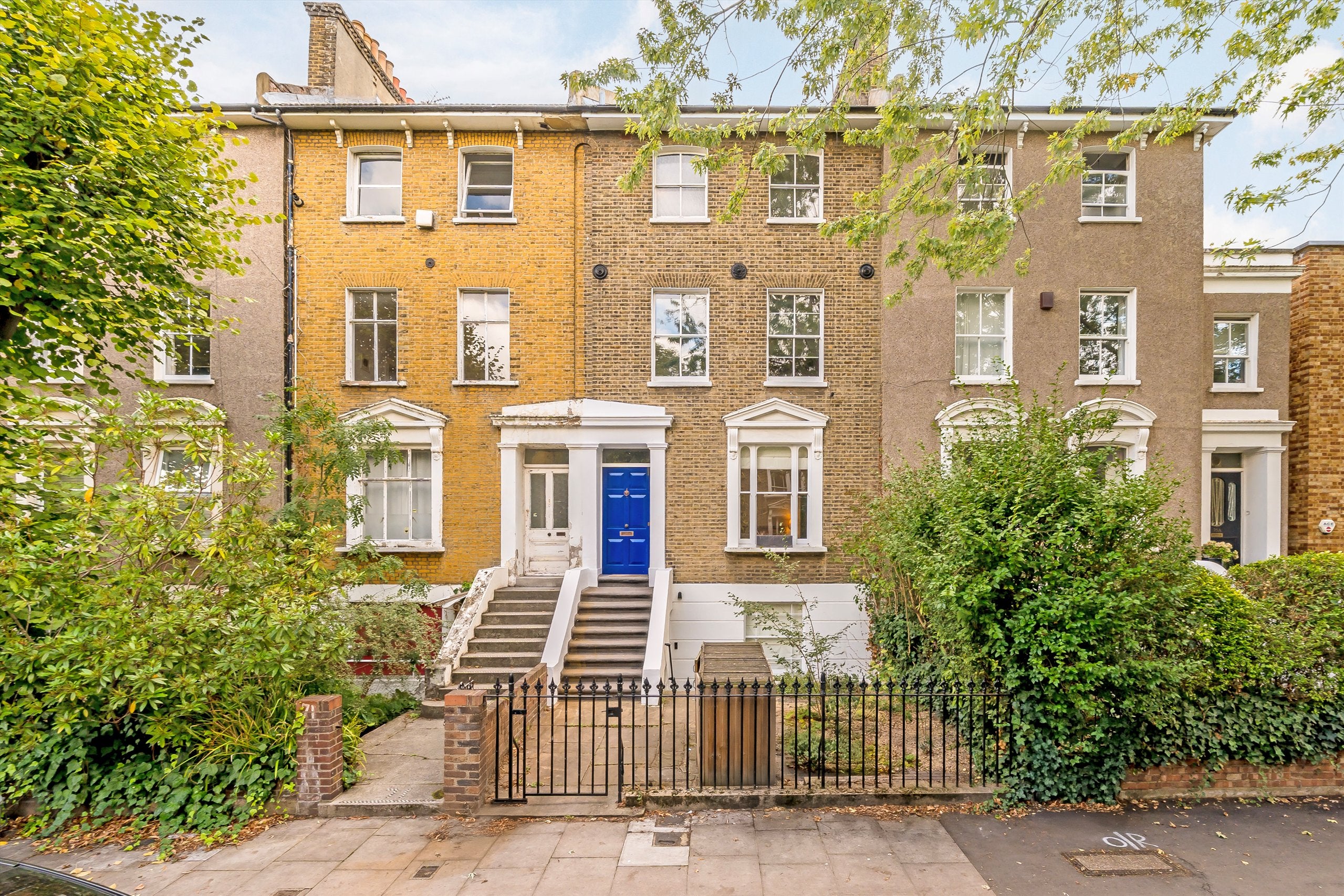 Flat Manor Avenue in Greater London