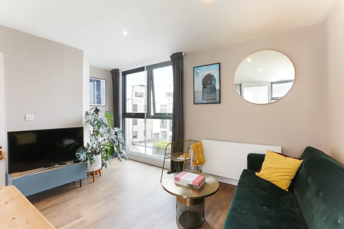 Flat Harrow Road in Greater London
