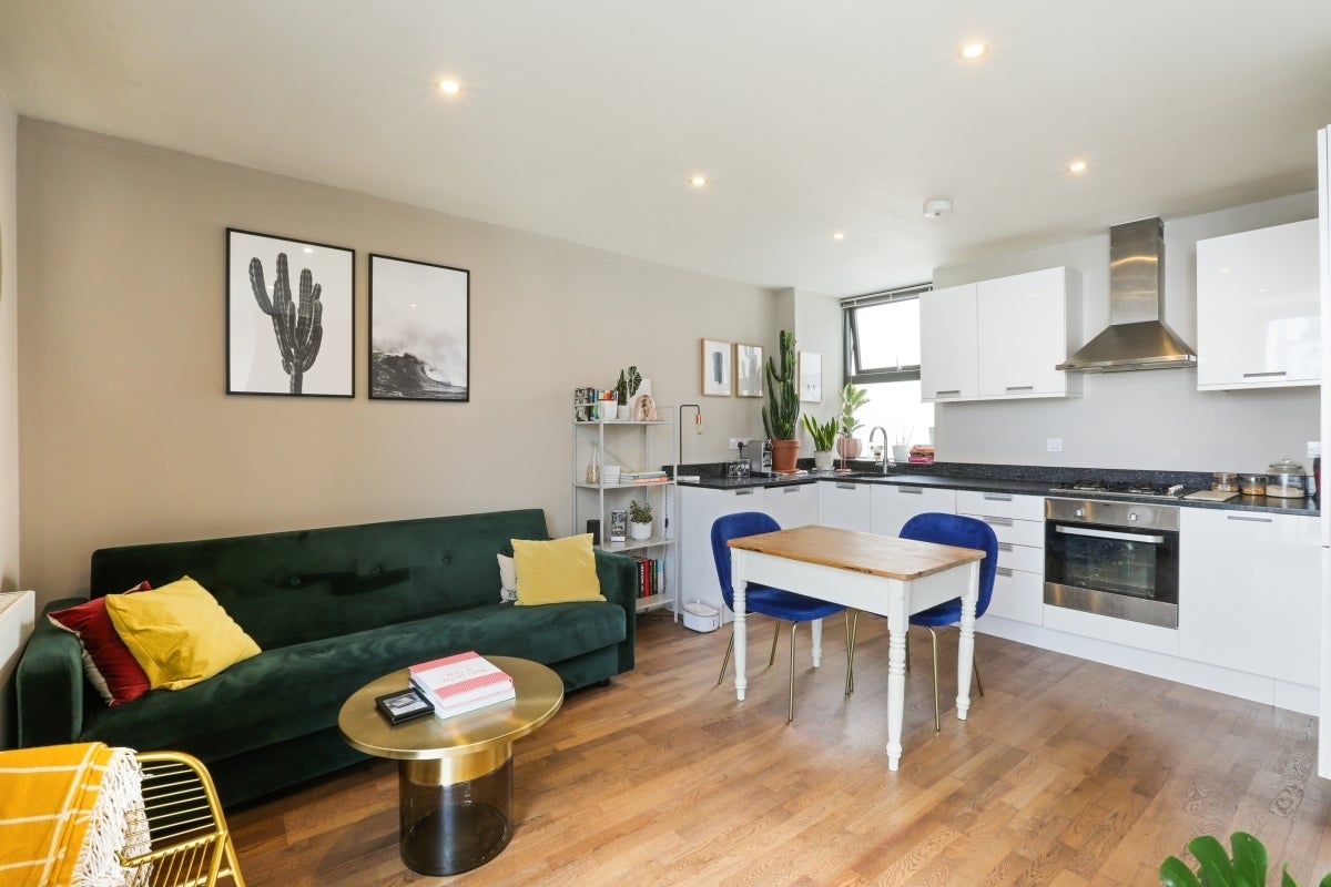 Flat Harrow Road in Greater London