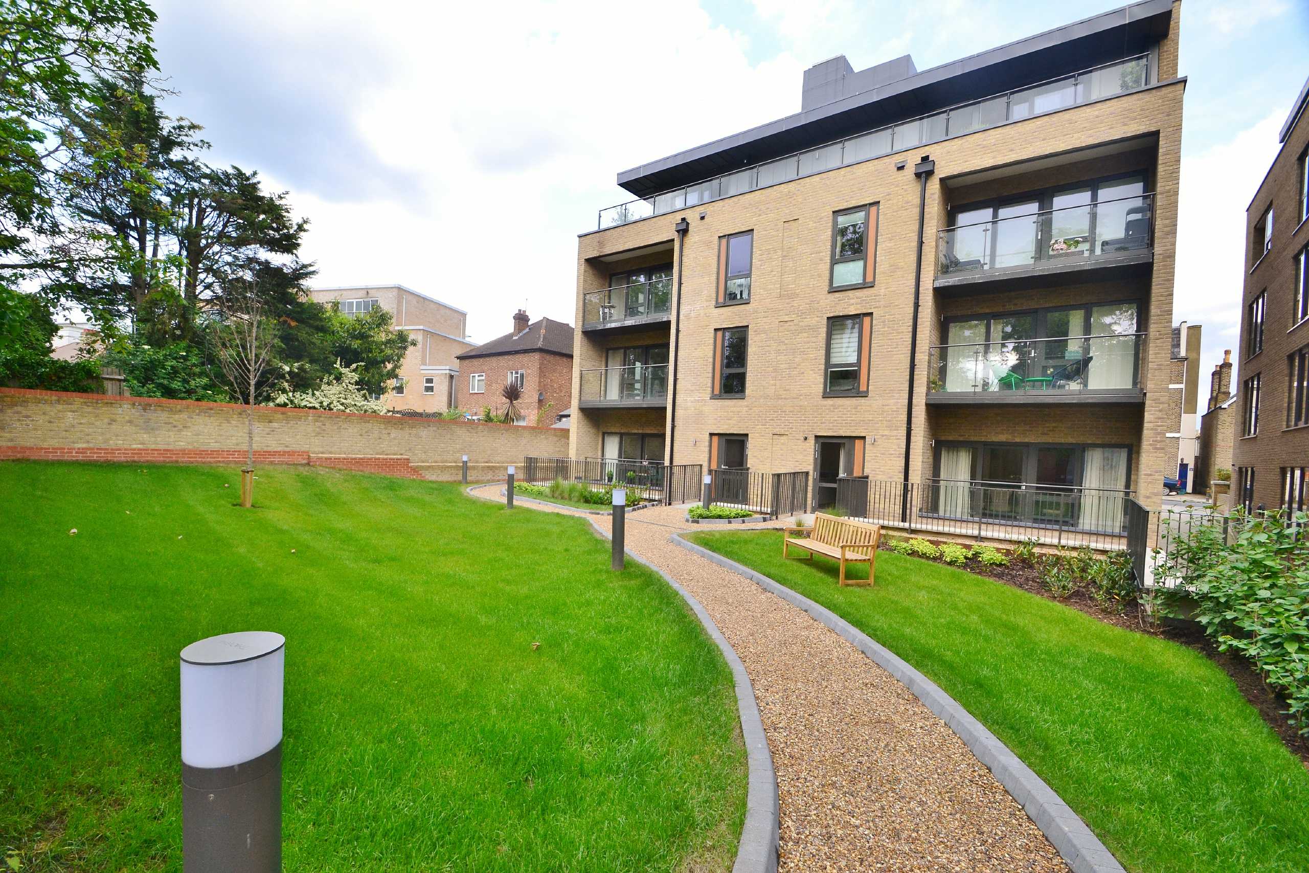 Flat Hartfield Road in Greater London