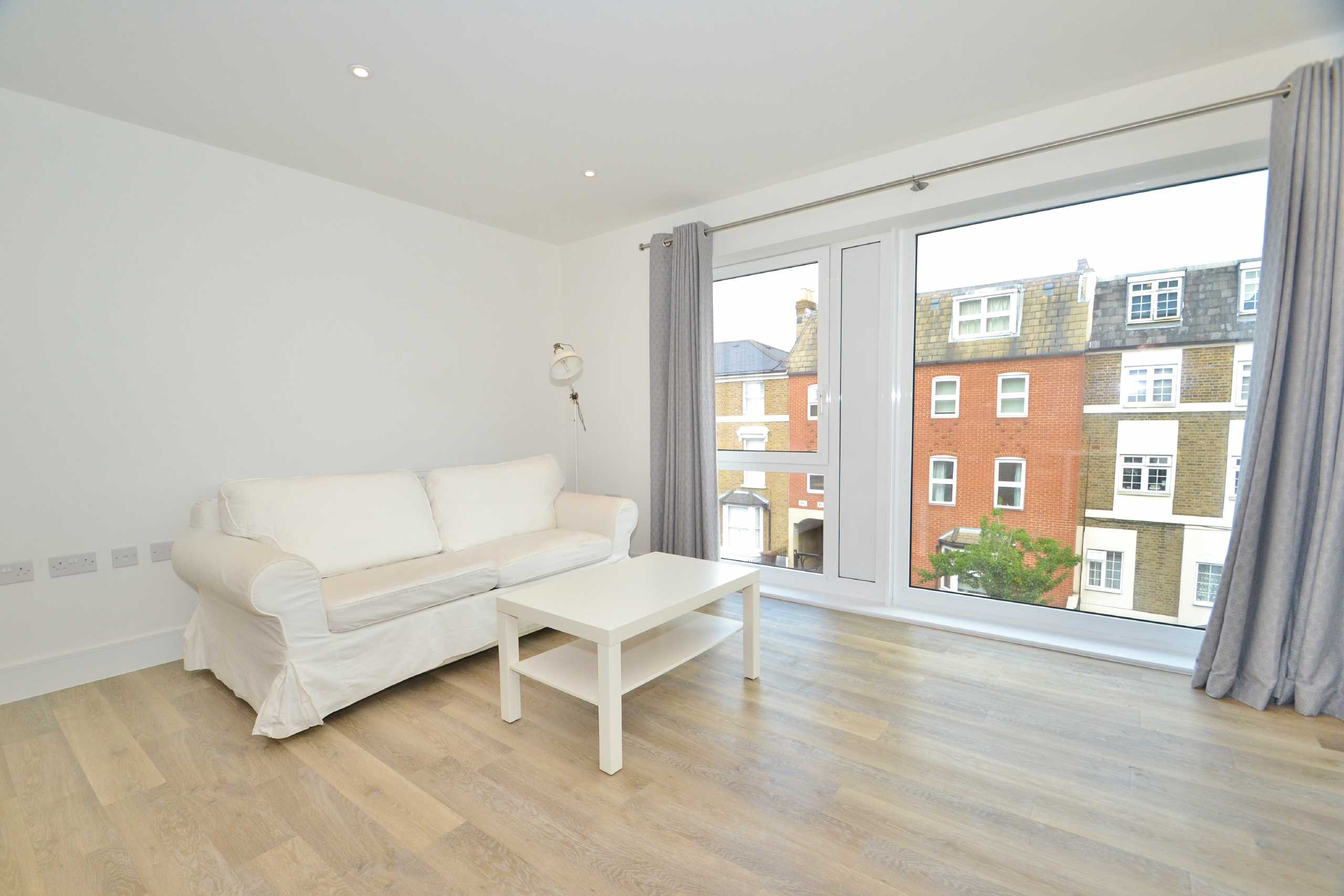 Flat Hartfield Road in Greater London