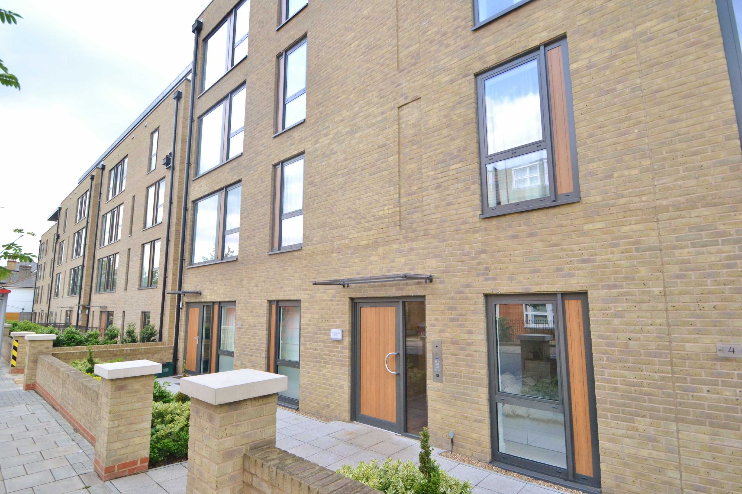 Flat Hartfield Road in Greater London