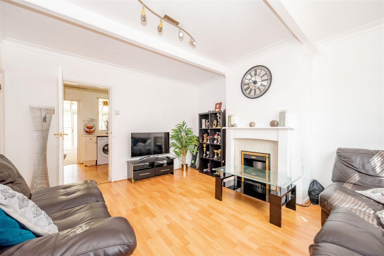 House Victoria Avenue in Surrey Heath