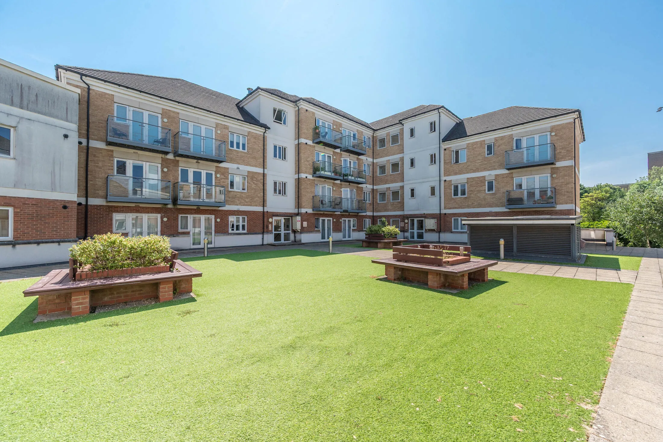 Flat Ley Farm Close in Watford