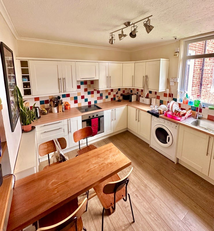 Room Homerton Road in Greater London