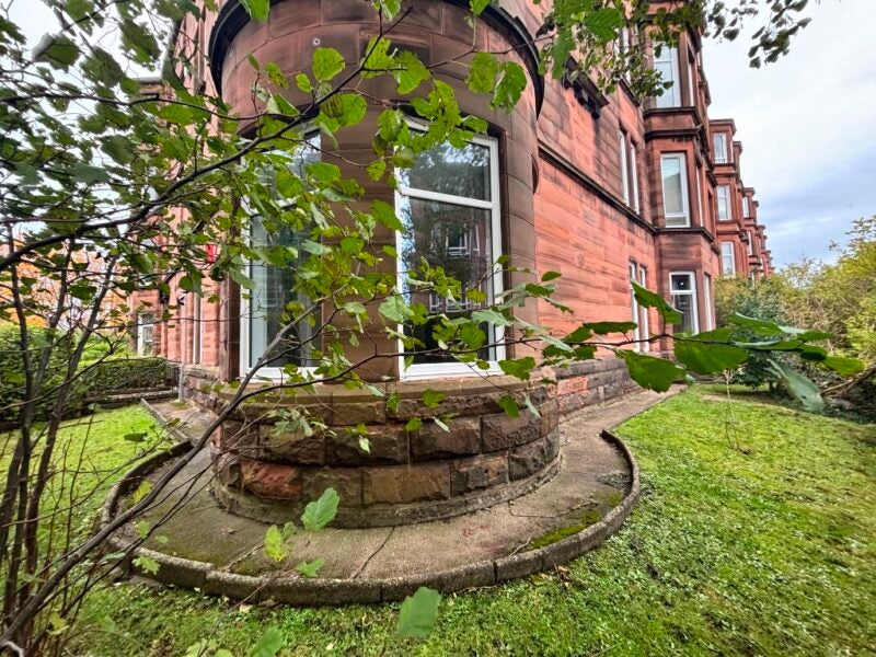 Flat Whitehill Street in Glasgow