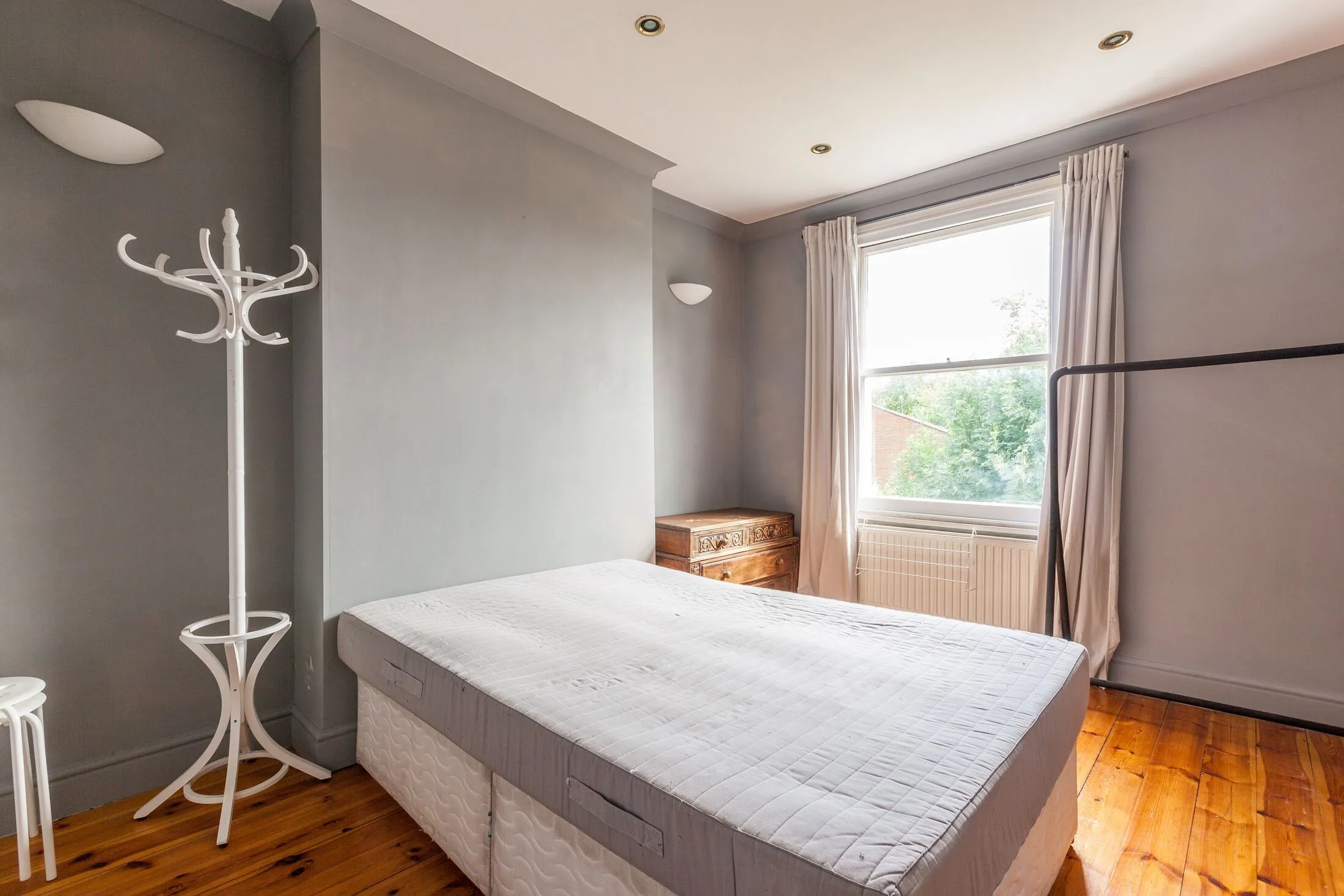Flat Solon New Road in Greater London