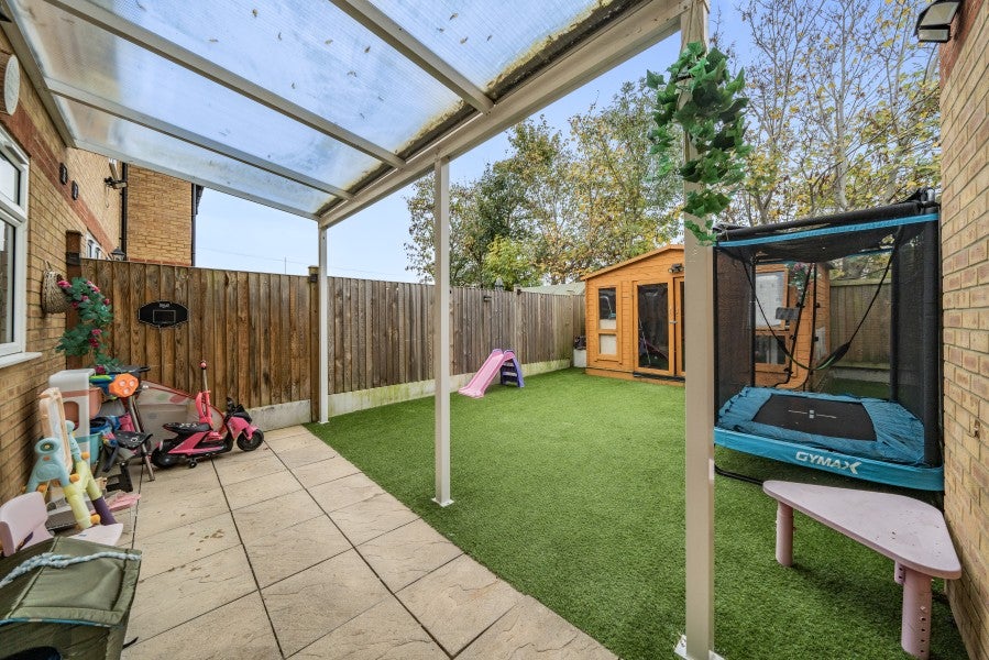 House Oak View in Borough of Runnymede
